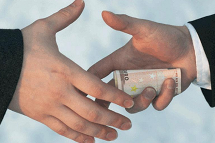 Za zaposlenje medicinske sestre primila mito od 4.000 evra