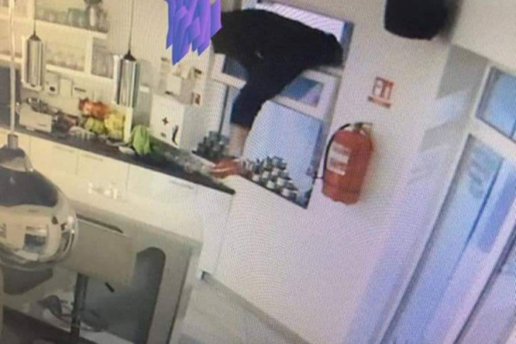 U stilu Spajdermena upadao i pljačkao kafiće
