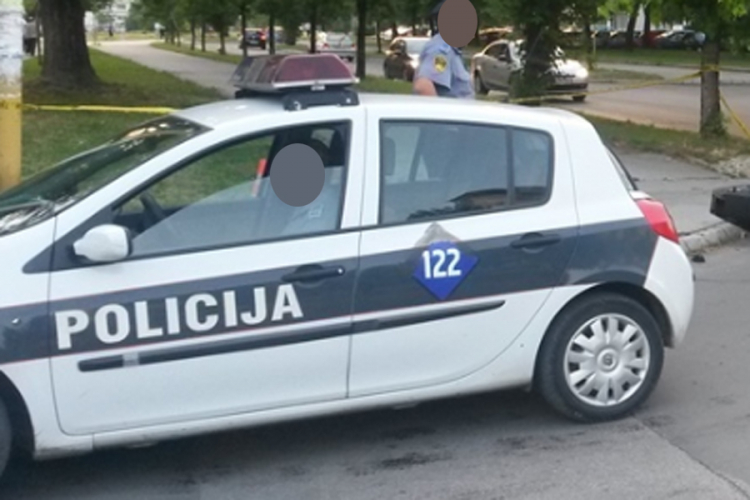 Policijski automobil završio u kanalu