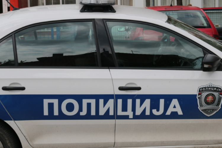 Automobil bez vozača krenuo u rikverc, poginula djevojčica