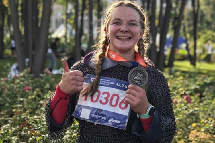 Ruskinja istrčla maraton u srednjevijekovnom oklopu