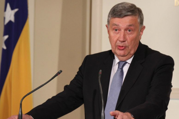 Radmanović: Važno što je Vučić ukazao na strano miješanje u izbore u BiH