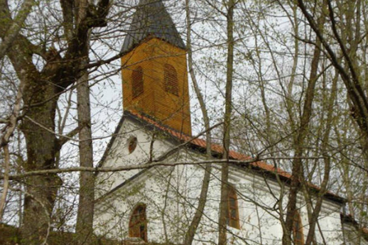 Oštećena katolička crkva na Kozari