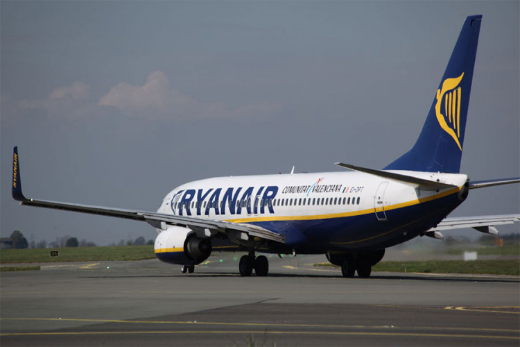 Zakasnio na let, pa pokušao da zaustavi avion