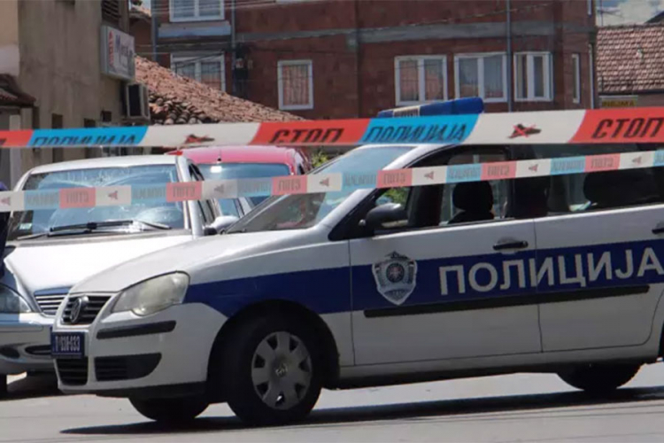 Muškarac ranjen sa više hitaca iz vozila u pokretu