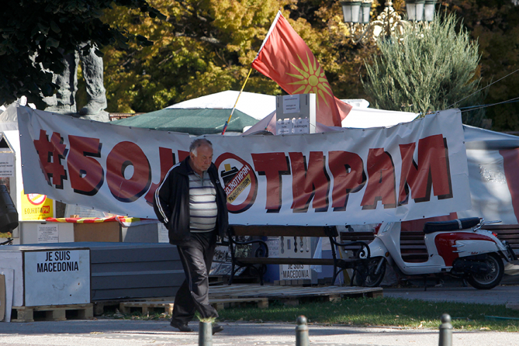 Ispred Sobranja manji skup protiv referenduma