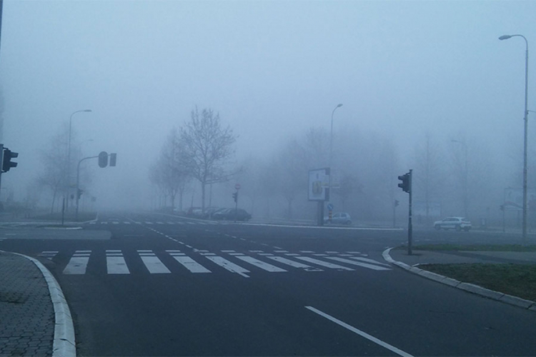 Vozači oprez, magla i odroni na putevima