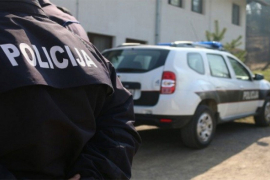 Pištoljem rastjerao narkomane pa pretukao kćerku
