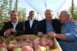 Putin i Medvedev u voćnjaku: Ako se nešto desi branićemo se jabukom