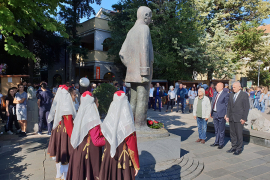 Položeni vijenci na spomenike Dučiću i Njegošu