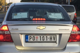 Vozači ostali u čudu: Automobil oblijepljen smrtovnicama