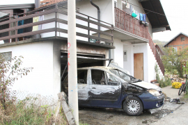 Tuzlaku se zapalila kuća, izgorio mu i automobil
