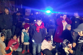 Migranti zaustavljeni ispred graničnog prelaza Izačić, stotine ljudi ...
