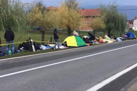 Stotine migranata prenoćilo ispred GP Izačić, Bišćani im donosili ...