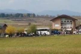 Migranti koji su prespavali na prelazu Izačić vraćaju se autobusima ...