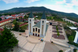 Podnio ostavku nakon što je snimljen kako tuče ženu