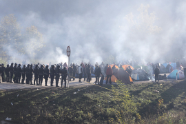 Migranti i drugu noć proveli pod otvorenim nebom: Trenutno mirno na ...
