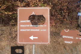 Novi vandalizam na Kosovu: Polomljena tabla na prilazu manastiru ...