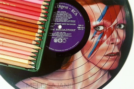 Umjetnica vinil-ploče koristi kao slikarsko platno