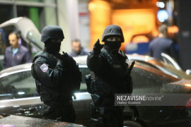 Jake policijske snage pretresle vozila preko puta sjedišta SDS-a u ...
