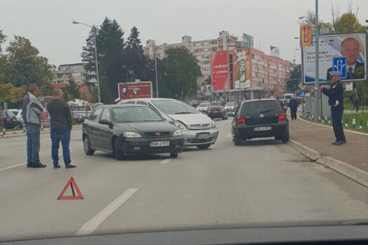 Udes tri automobila kod Gradske tržnice u Banjaluci