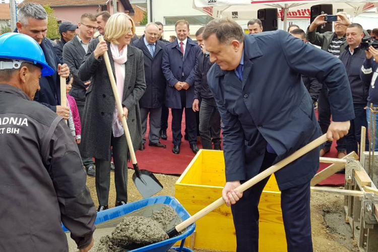 Dodik i Cvijanović položili kamen temeljac za obdanište u Ilićki