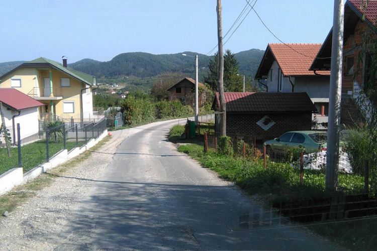 Pola naselja Debeljaci nema ni septičke jame ni kanalizaciju
