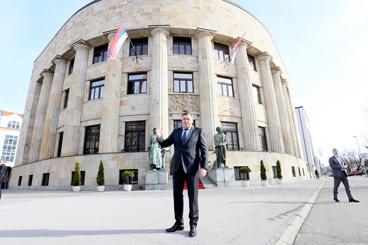 Dodik: Ne bježim i ne sakrivam se od problema kao Ivanić