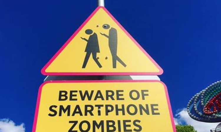 U Sarajevu postavljeni saobraćajni znakovi za "zombi šetače"