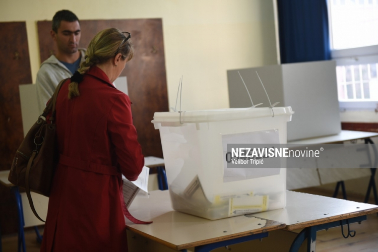 Glasački listić se može presavijen ubaciti u kutiju