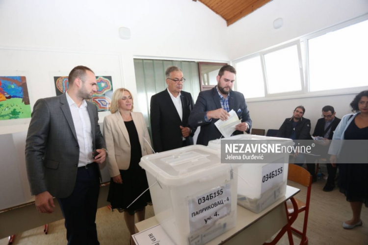 Cvijanovićeva sa porodicom izašla na izbore