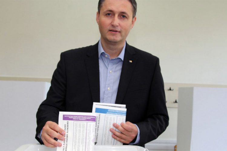 Denis Bećirović glasao u Tuzli