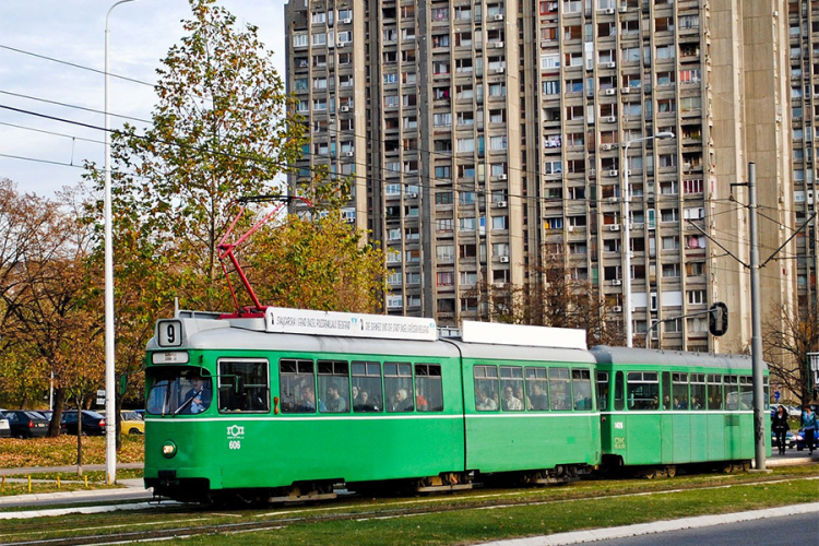 Žena potegla pištolj na putnike u tramvaju