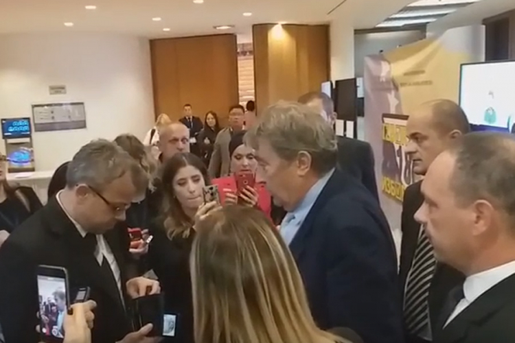 Građanin na konferenciji CIK-a: Zašto moja umrla majka glasa već 11 godina?
