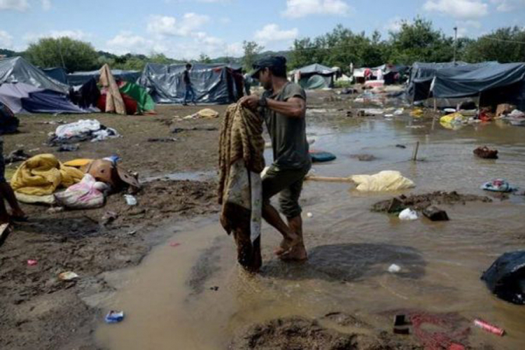 Mrazevi stigli, a migrantima u Trnovima ćebe jedino grijanje