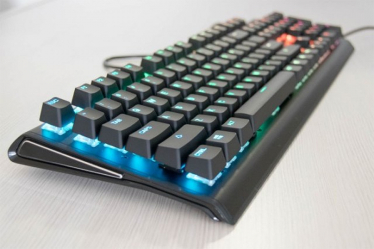 Tastatura za esport profesionalce: Steelseries Apex M750