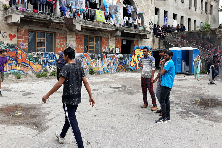 Nakon masovne tuče migranati napali policiju, korišteno vatreno oružje