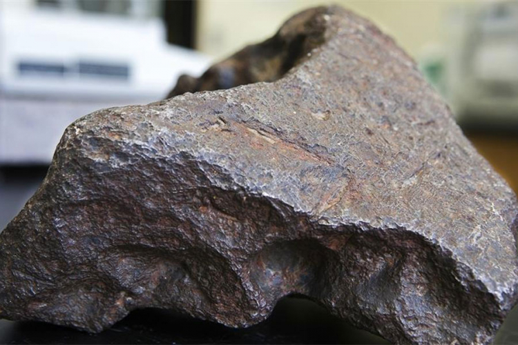Vrijedan meteor koristili kao držač za vrata