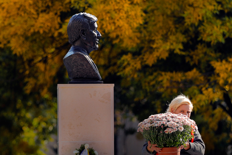 U Bukureštu otkrivena bista nobelovcu Eliju Vizelu