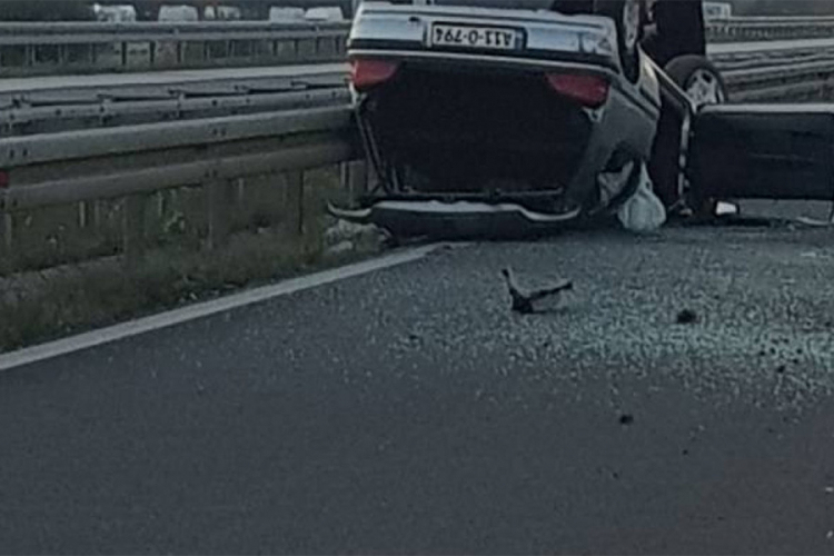 Prevrnuo se automobil na Sarajevskoj zaobilaznici