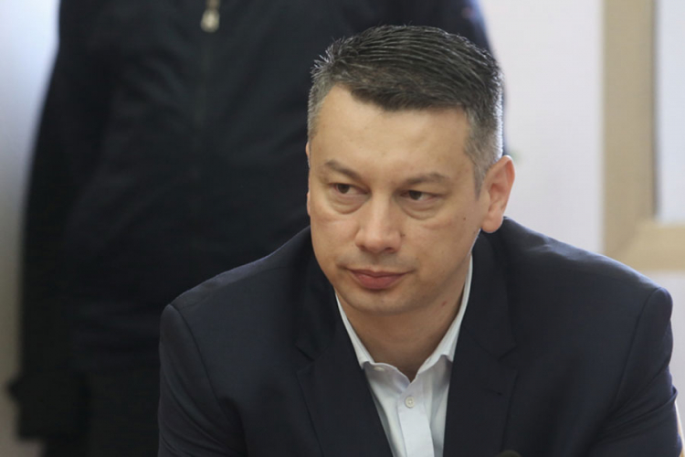 Nešića terete da je naredio asfaltiranje dvorišta