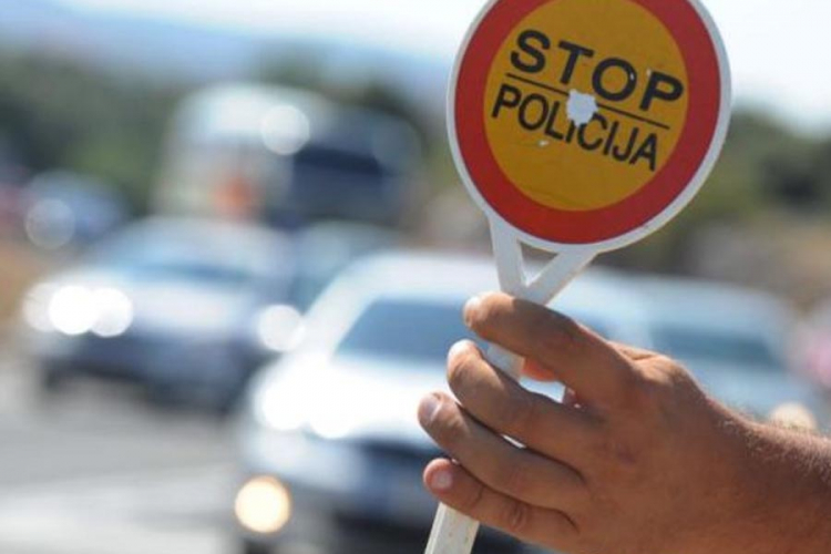 Policajci zaustavili BMW, pa dobili batine