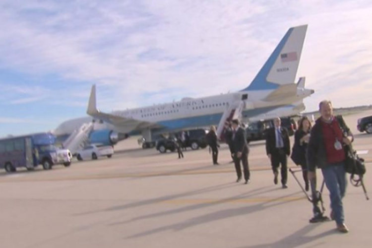 Zapalio se avion Melanije Tramp