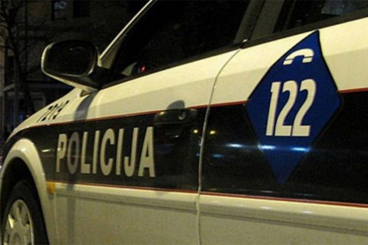 Četvorica povrijeđenih u sudaru kamiona i dva audija