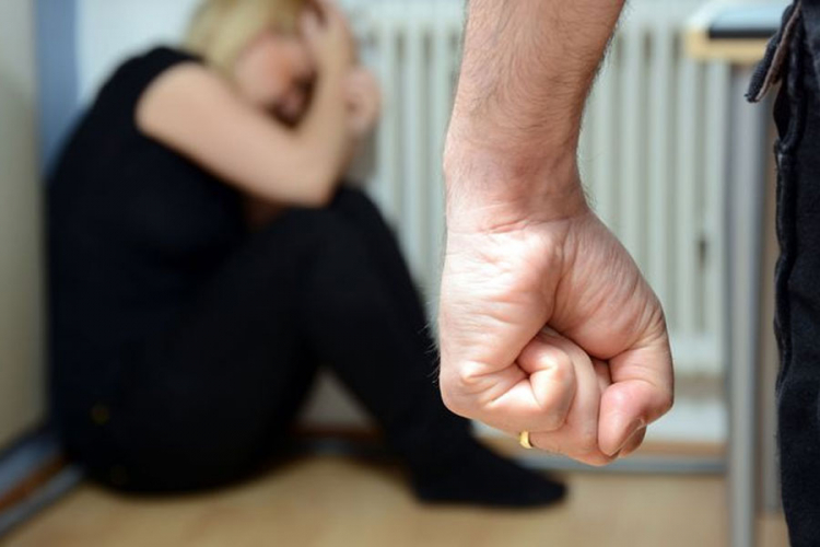 Ženu vezivali lancima i primoravali na prosjačenje