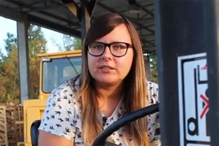 Ona se ne plaši teških poslova: Smiju mi se jer vozim viljuškar