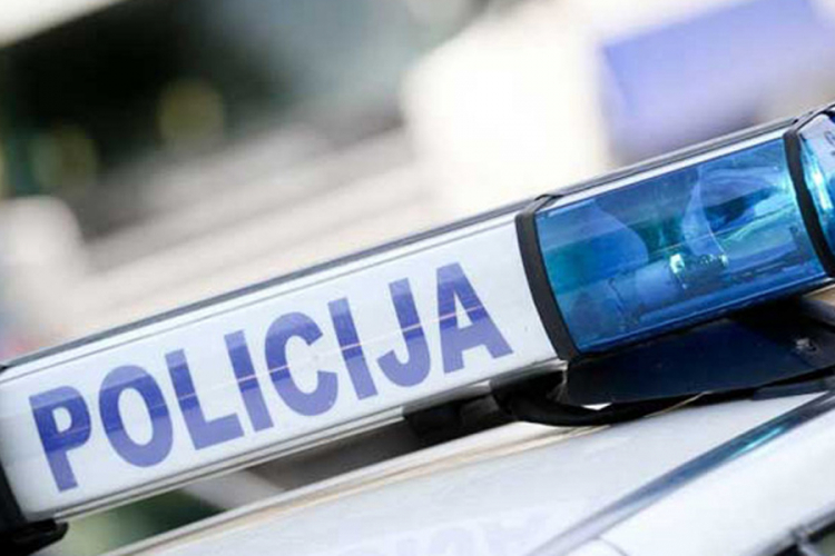 Jedno povrijeđeno u sudaru auta i policijskog motora
