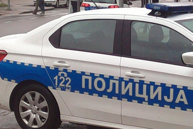 Pijani lupali po benzinskoj pumpi pa napali policiju