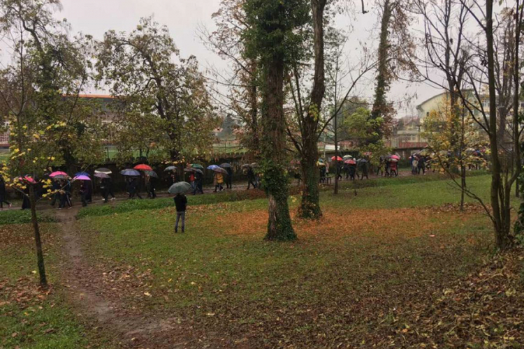 Građani Bihaća se okupili kod Đačkog doma, traže da se zaustavi dolazak migranata