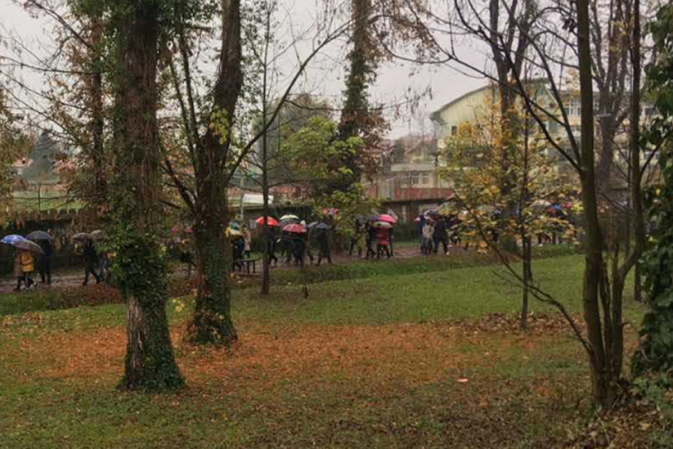Kiša natjerala Bišćane da se raziđu, za sutra najavili novo okupljanje